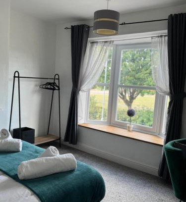Loughborough House | Modern 3-Bed Family Home Sleeps 6 Fast- Wi-Fi Free-Parking- Private Patio