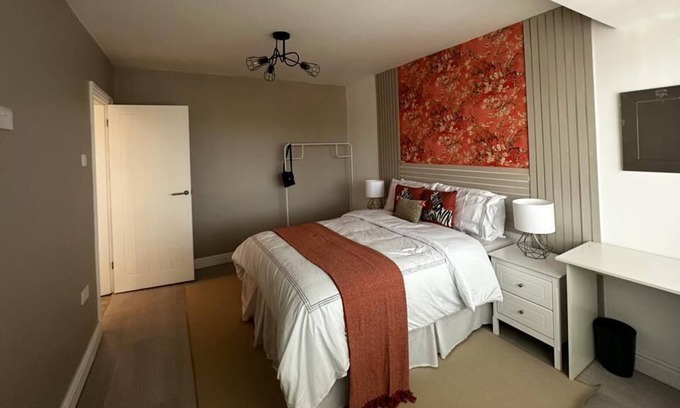 Bloxwich House | Modern 3 Bed Home Located in Solihull Located Near Birmingham Airport/nec
