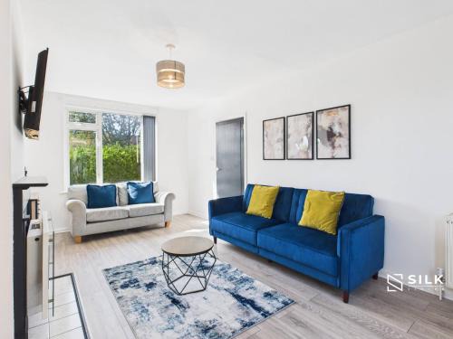 Cosham House | Modern 3 Bed Home Near QA Hospital, Sleeps 7
