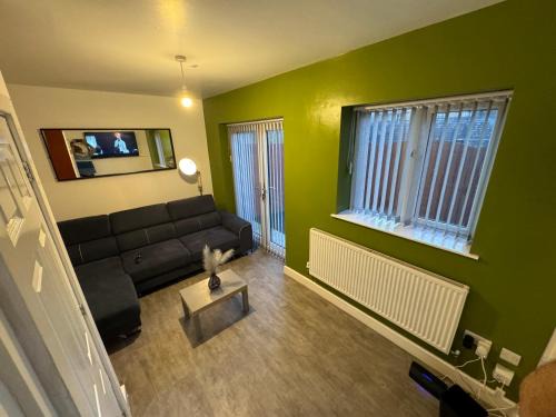 Greetland House | Modern 3- Bed House -Private Parking - sleeps 12- 2 Min M62