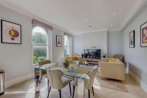 Hammersmith Broadway Apartment | Modern 3 Bed Penthouse in a Prime Central Location