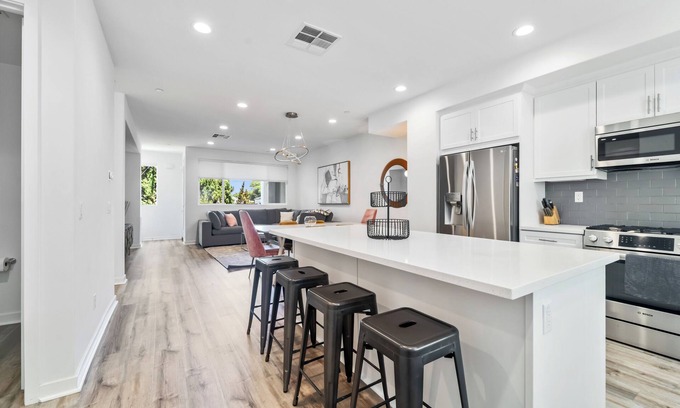 Valley Glen House | Modern 3 Bed W/Private Roof Deck!