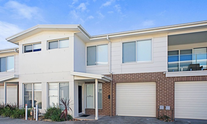 Warilla House | Modern 3 bedroom townhouse 750m to the beach and foreshore in Lake Illawarra