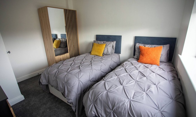 Huddersfield Apartment | Modern 3-bedroom apartment with WiFi in Newsome- sleeps 6 !