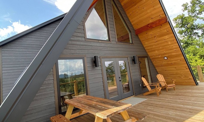 Jasper Ski Chalet | Modern 3-bedroom chalet with Starlink, hot tub, AC in delightful Jasper.