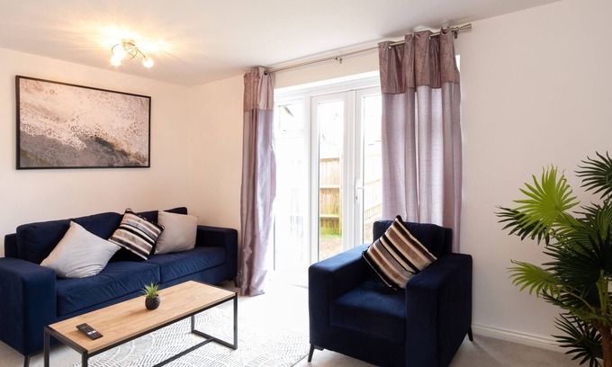 Oakengates House | Modern 3 bedroom family property, close to attractions and amenities.