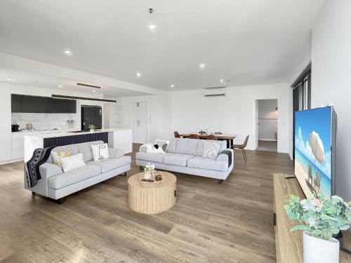 Batemans Bay Apartment | Modern 3-Bedroom Golfside Apartment with Balcony
