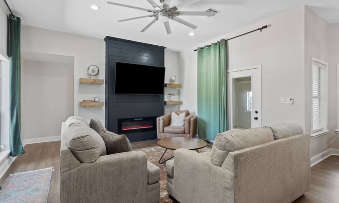 Lake Charles House | Modern 3 Bedroom Home with Pool