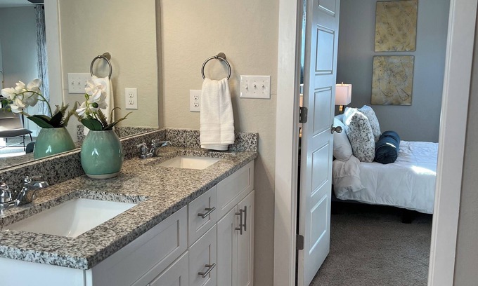 Terrell Heights House | Modern 3-bedroom House Features 3 Ensuite Baths, Close to Alamo Heights