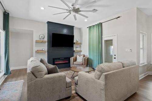 Lake Charles House | Modern 3 Bedroom Home with Pool