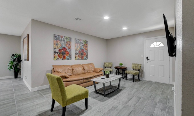 Sunrise Manor House | Modern 3 Bedroom Home with Pac-Man Arcade Fun!