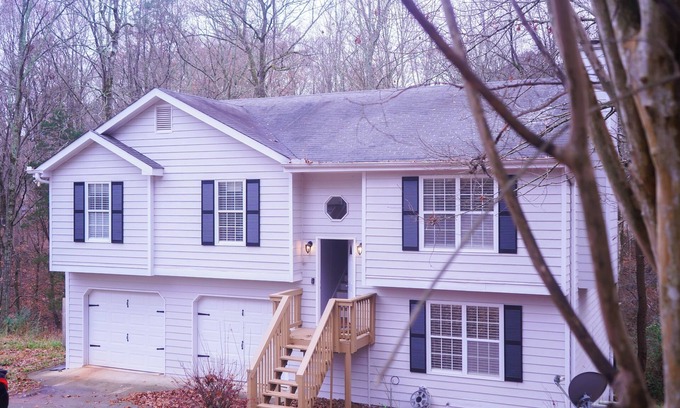 Auburn House | Modern 3 Bedroom Home w Theater Room & Laundry Area: Your Ultimate Comfort Zone