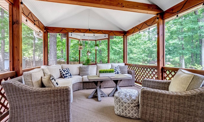 Concord House | Modern 3 Bedroom Home w/Gorgeous outside patio!
