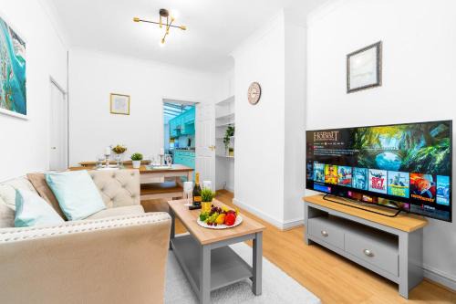 Harborne House | Modern 3 Bedroom House - Harborne - Parking - Garden - Wifi & Netflix 122G