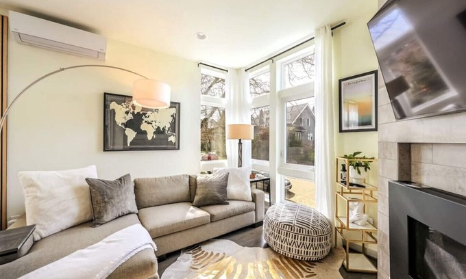 East Queen Anne House | Modern 3 Bedroom in Queen Anne with Rooftop + AC