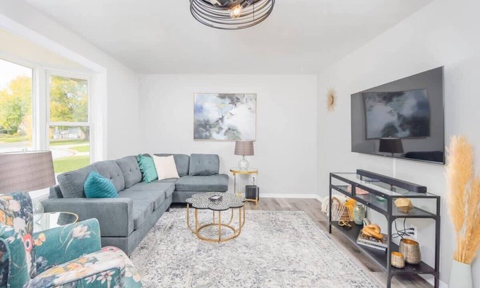 Menasha House | Modern 3 Bedroom Living