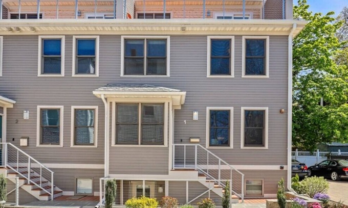 Porter Square House | Modern 3 Bedroom Porter Square Townhouse Near Harvard w/ Parking