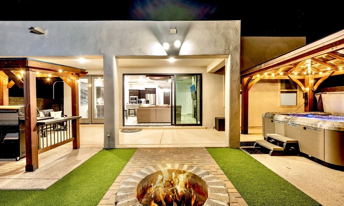 Las Cruces Villa | Modern 3-Bedroom Villa with Jacuzzi and Gym