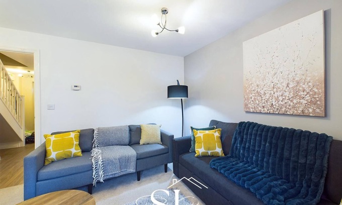 Willenhall House | Modern 3 Bedroom Willenhall House, Free Private Parking, Wifi, Netflix