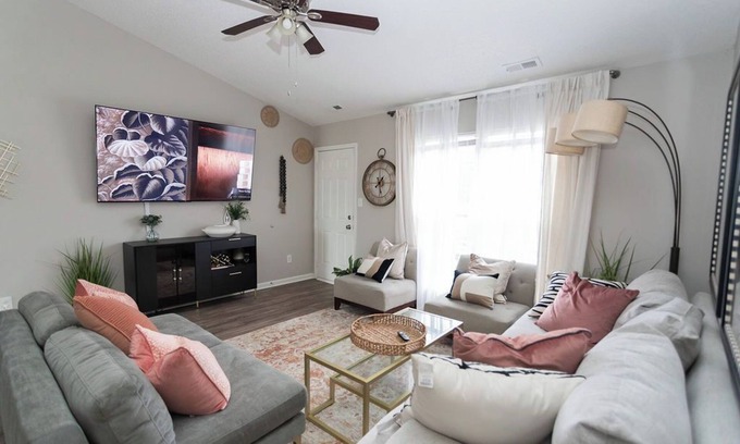 Oakdale House | Modern 3 Bedroom with 5 beds, Firepit only 10 minutes from Uptown CLT