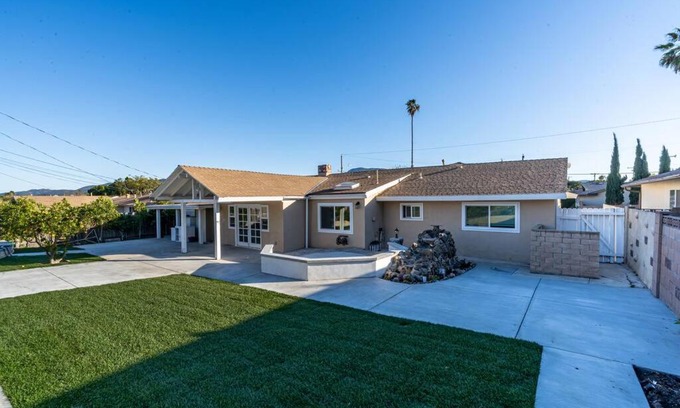 Casa Conejo House | Modern 3 King Beds, Beautiful Large Backyard, WFH, Long Stays, Waterfall, WI-FI, FWY, 25 mins to Beach