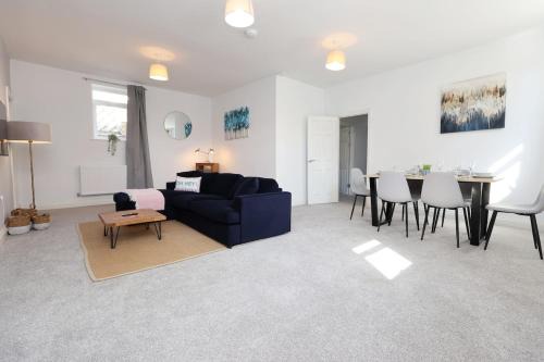 Skewen Apartment | Modern 3Bed, Wi-Fi, Dining for 6