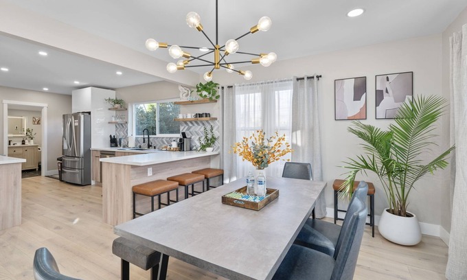 Highland Park House | Modern 3BR/2BA - Luxury King Suite.