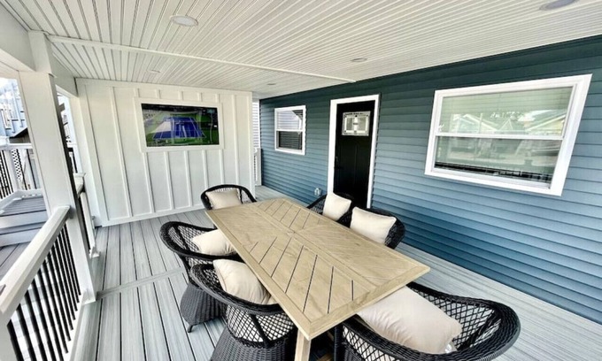 Anglesea House | Modern 3BR, 2BA, w/Outdoor TV
