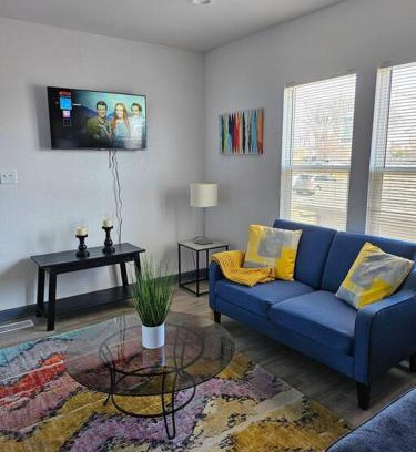 Des Moines Apartment | Modern 3BR Home, 3 min airport.