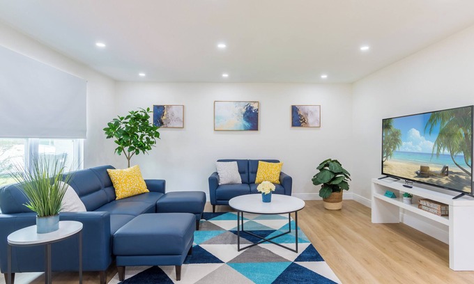 Orlando House | Modern 4 Bed 2 Bath home with a pool, King bed sleeps 10 in Orlando close to UCF
