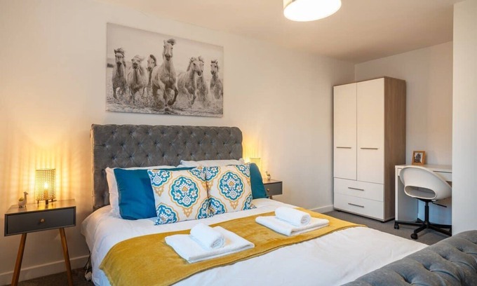 Livingston House | Modern 4 Bed House-Free Parking
