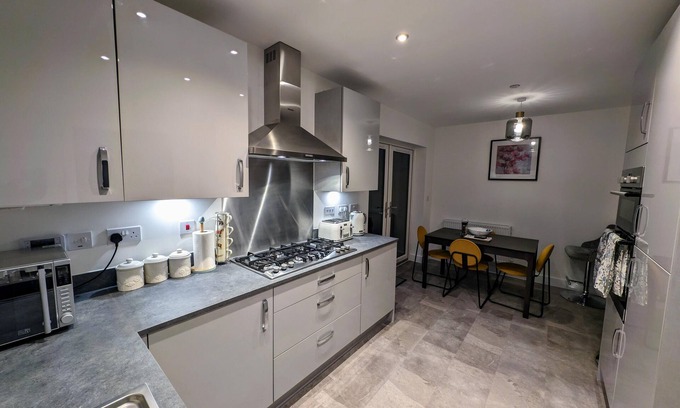 Llanwern House | Modern 4 bed House in Newport, Home Away From Home