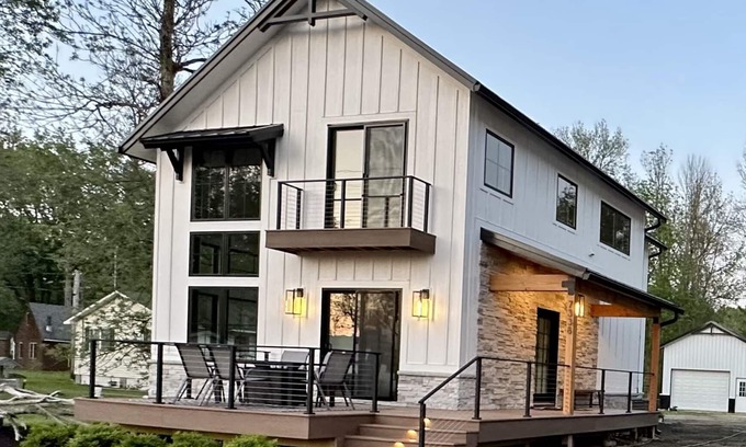 Henderson House | Modern 4 Bedroom House, 2.5 Bath with Private Sandy Beach on Lake Ontario