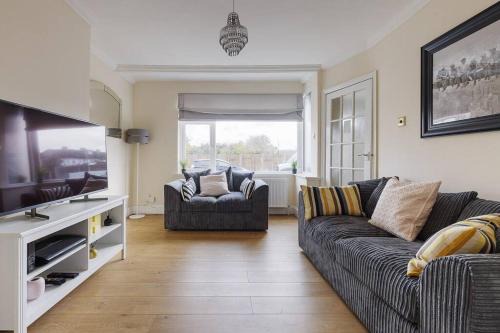 Stanwell House | Modern 4 bedroom house in Heathrow, London