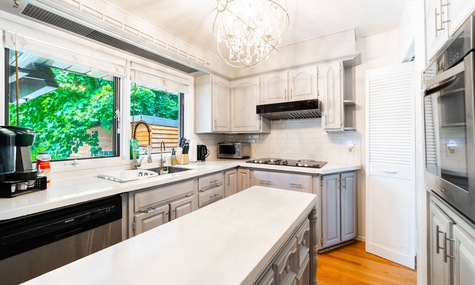 Kitchener House | Modern 4 bedroom in a Quite Neighborhood* NETFLIX* *WIFI*