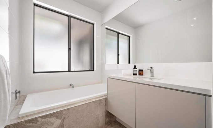 Beaumont House | Modern 4BDR 2BTH Home