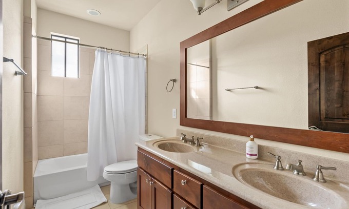 Mueller House | Modern 4Bed - Heart of Mueller! Walk To Everything