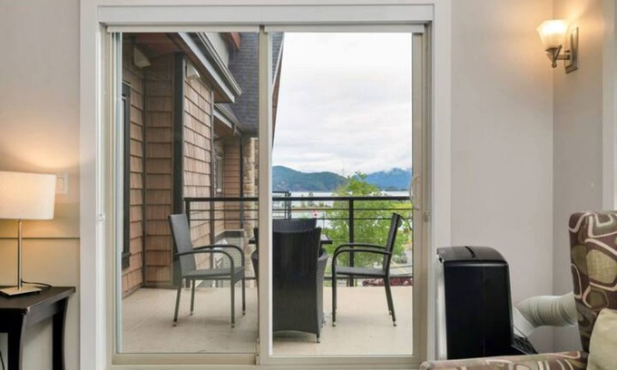 Harrison Hot Springs Apartment | Modern 4BR Penthouse With Lake Views