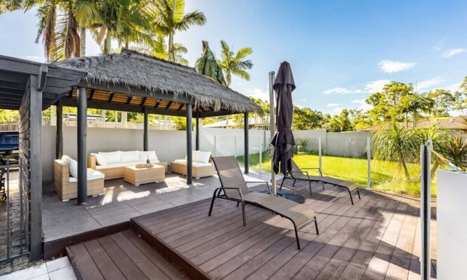 Oxenford House | Modern 4BR Holiday Home W/Pool & BBQ @Oxenford