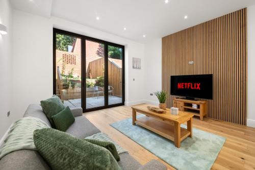 Coulsdon West Apartment | Modern 4BR Home, Ideal for Long Stays & Relocation