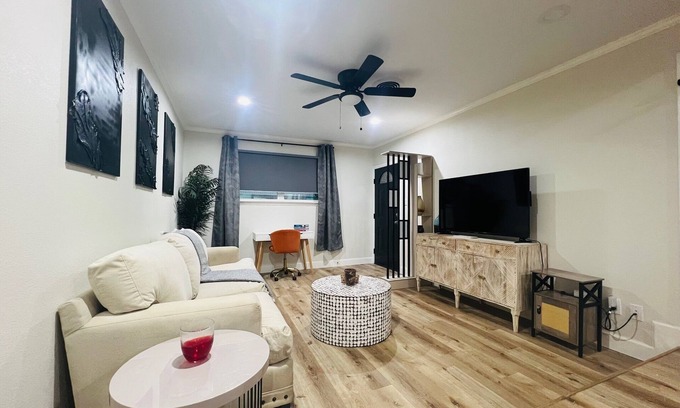 South Central Houston House | Modern 4BR in Midtown Near Medical Center & Museum