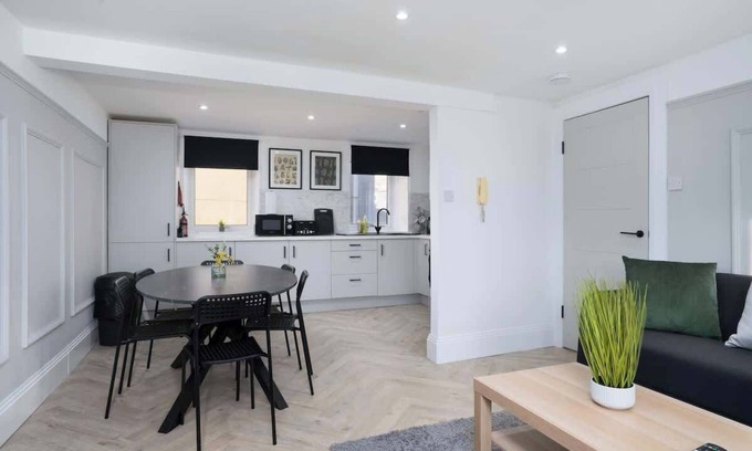 Galashiels Apartment | Modern 5 BED-2 BATH Apartment