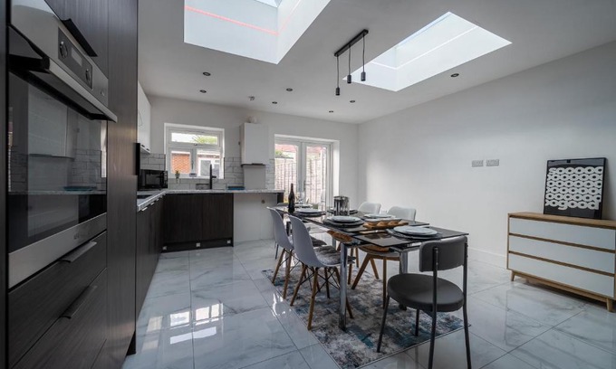 London Borough of Ealing House | Modern 5 bed home in Ealing, free driveway parking, sleeps 8