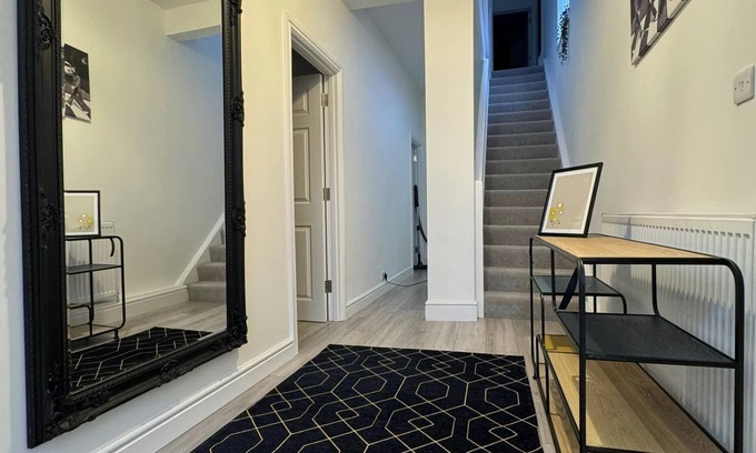 Canning Town North House | Modern 5 Bed near ExCel - Big Ben with FAST WI FI