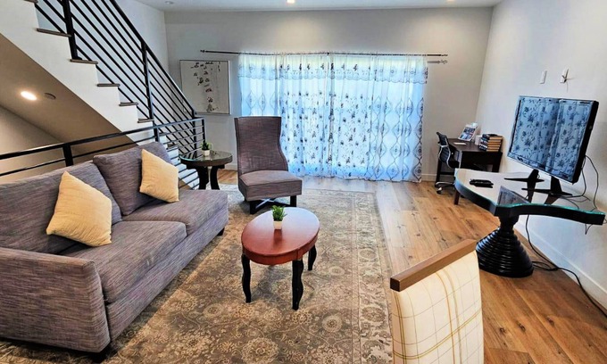 East Hollywood Hotel | Modern 5-Bedroom Hollywood Escape and Exclusive Stay with AC, WiFi & Parking