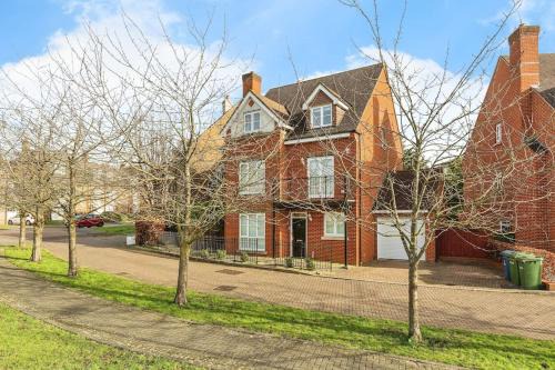 Stanmore House | Modern 5 Bedroom House with Free Parking. Only 30 mins to Bond Street