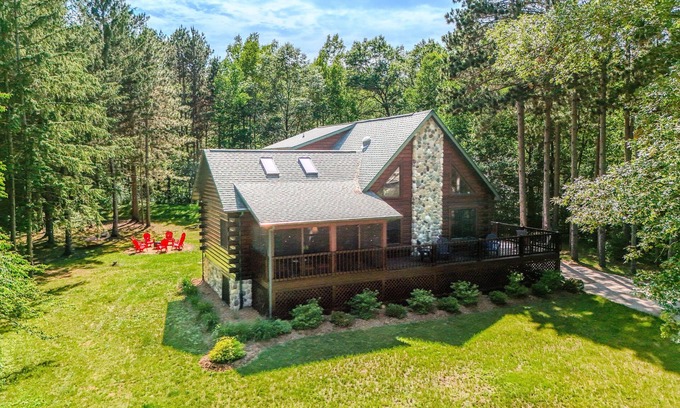 Necedah Cabin | Modern 5-Bedroom Log Cabin - 1/2 mile to Castle Rock Lake – 30 Mins to the Dells