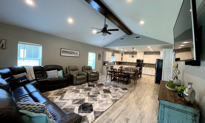 Zavalla House | Modern 5-BR Lake Getaway w/Covered Boat Parking