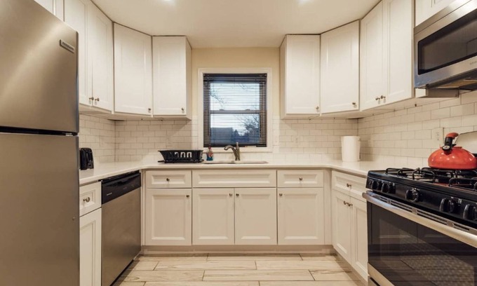 Ewing House | Modern 5⭐ Triplex - PERFECT for your GROUP TRIP!