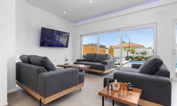 Esmeralda Villa | Modern 5BR 5BA Private Pool BBQ Hammock